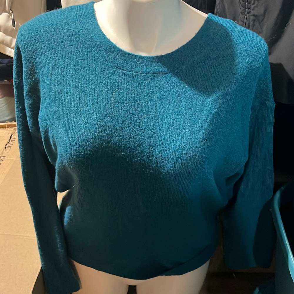 Cece sexy vneck back sweater with gorgeous buttons - Picture 1 of 7
